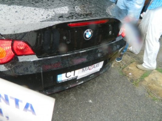 Protestatarii de la Primăria Constanţa l-au parodiat pe Radu Mazăre şi gagicile sale. Momo a venit cu o decapotabilă a senatorului Chiru
